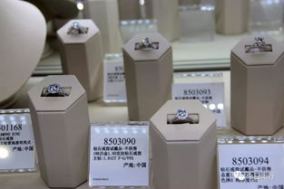 开市客开业近了,所有商品都未标价格,记者 潜入 内部却发现